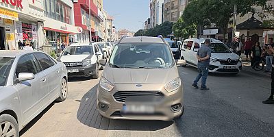 İnegöl’de Karşıya Geçmek İsteyen Kadın Hafif Ticari Aracın Camına Çarparak Yaralandı