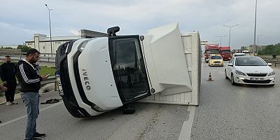 İnegöl’de karton yüklü kamyon devrildi: Sürücü hastaneye gitmedi