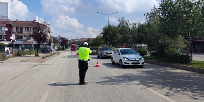 İnegöl'de kask ve kırmızı ışık denetiminde 20 sürücü ceza yedi 