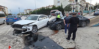 İnegöl’de Kavşakta Kaza: 2 Sürücü Yaralandı