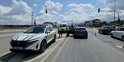 İnegöl’de Kavşakta Kaza: 2 Yaralı