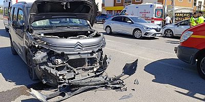 İnegöl’de Kavşakta Kaza: 4 Yaralı