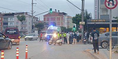 İnegöl’de Kavşakta Kaza: Motosiklet ile Otomobil Çarpıştı, 2 Genç Yaralandı