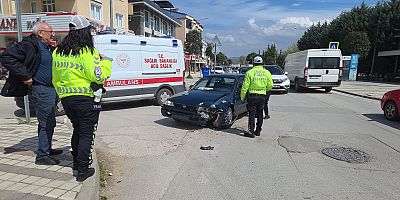 İNEGÖL’DE KAVŞAKTA KAZA: OTOMOBİL KALDIRIMA ÇARPTI