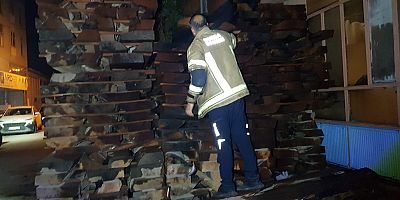 İNEGÖL'DE KERESTE DEPOSUNDA YANGIN