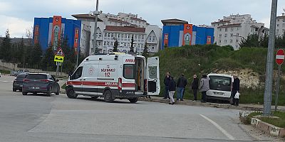İNEGÖL’DE KONTROLDEN ÇIKAN ARAÇ KALDIRIMA ÇIKTI: 2 YARALI