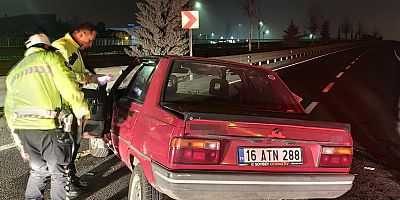 İnegöl’de kontrolden çıkan otomobil bariyerlere çarptı, 1’i ağır 2 kişi yaralandı