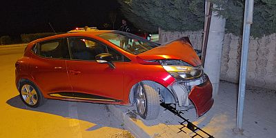 İnegöl’de kontrolden çıkan otomobil direk ve duvara çarptı