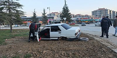 İnegöl’de Kontrolden Çıkan Otomobil Kaymakamlık Bahçesine Girdi