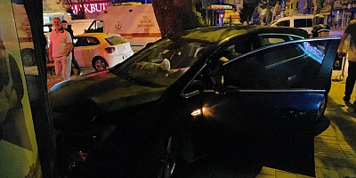 İnegöl’de kontrolden çıkan otomobil önce elektrik panosuna ardından motosiklete çarptı