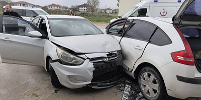 İnegöl'de kontrolden çıkan otomobil park halindeki araçlara çarptı: 5 yaralı