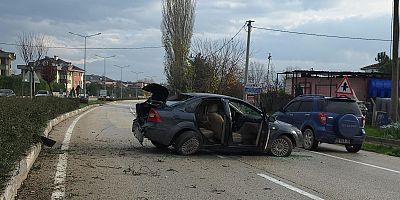 İnegöl’de Kontrolden Çıkan Otomobil Refüje Çarpıp Yan Yattı