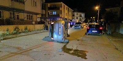 İnegöl’de Kontrolden Çıkan Otomobil Yan Yattı: Sürücü Kaçtı