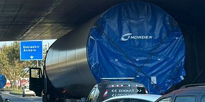 İnegöl’de Köprülü Kavşağa Sıkışan Tır Trafiği Kilitledi