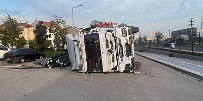 İnegöl’de Korkutan Kaza: Kontrolden Çıkan Tır Devrildi, Sürücü Yaralandı
