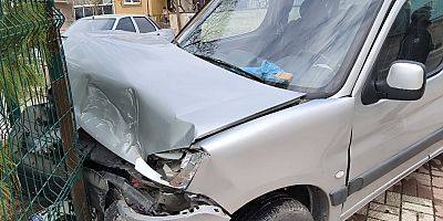 Okul servisi ile hafif ticari araç çarpıştı; 7 yaralı