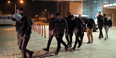 İnegöl'de kovalamacanın ardından 12 kaçak göçmen aynı ikamette yakalandı