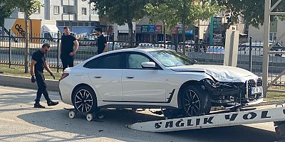 İnegöl'de lüks araçların kazası korku dolu anlara neden oldu