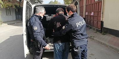 İnegöl’de  mahalle sakinleri hırsızı yakalayıp polise teslim etti