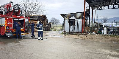 İnegöl’de Mahmudiye Mahallesi'nde hurdacıda kulübe yangını 