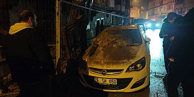 İnegöl'de Metruk Bina Park Halindeki Aracın Üzerine Devrildi