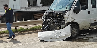 İnegöl'de minibüs ile kamyonetin karıştığı kazada 4 kişi yaralandı