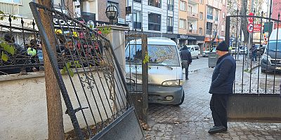 İnegöl’de Minibüs Otomobile Çarpıp Cami Duvarına Savruldu: 2 Yaralı