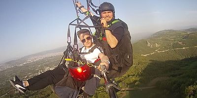 İnegöl’de Mobilya işçisi çalıştığı fabrikaya paraşütle gitti 