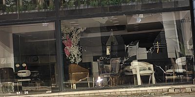 İnegöl'de Mobilya Mağazasına Saldırı: Camlar Kırıldı