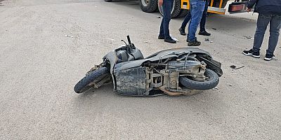İnegöl’de Motosiklet ile Kamyon Vinç Çarpıştı: 1 Yaralı