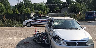 İnegöl’de Motosiklet Otomobile Çarptı: 2 Genç Yaralı