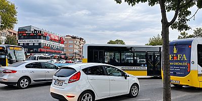 İnegöl’de okulların açılmasıyla trafik çilesi başladı