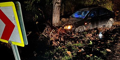 İnegöl’de otomobil ağaca çarptı: 3 yaralı