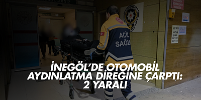 İnegöl’de otomobil aydınlatma direğine çarptı: 2 yaralı