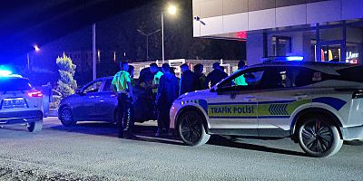 İnegöl’de Otomobil Bagajında Silah Alarmı: Tahta Oyuncak Çıktı