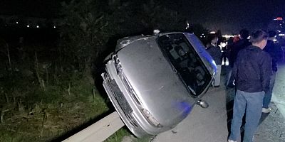 İNEGÖL’DE OTOMOBİL BARİYERLERE GİRDİ: 3 KİŞİ KAZAYI YARA ALMADAN ATLATTI