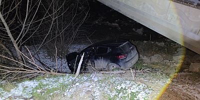 İnegöl’de otomobil dereye uçtu: Sürücü yaralandı