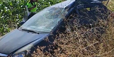 İnegöl’de Otomobil Direğe Çarpıp Tarlaya Yuvarlandı: 1 Yaralı