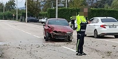 İNEGÖL’DE OTOMOBİL DİREĞE ÇARPTI: 2 YARALI