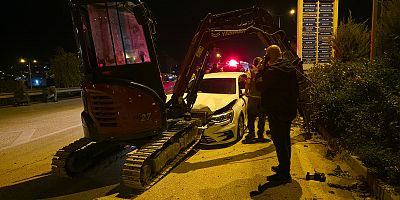 İnegöl’de otomobil drenaj çalışmasındaki ekskavatöre çarptı: Operatör yaralandı