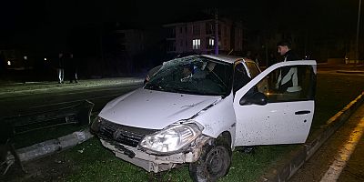 İnegöl’de Otomobil Elektrik Direğine Çarptı: 1 Yaralı