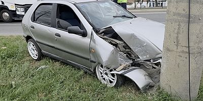 İnegöl’de Otomobil Elektrik Direğine Çarptı: 1 Yaralı