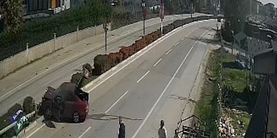 İNEGÖL’DE OTOMOBİL ELEKTRİK DİREĞİNİ DEVİRDİ