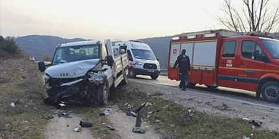 İnegöl'de otomobil ile kamyonet çarpıştı, 1'i ağır 2 kişi yaralandı