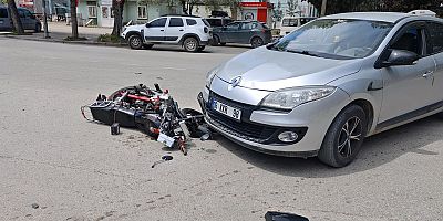 İnegöl’de Otomobil ile Motosiklet Çarpıştı: 17 Yaşındaki Sürücü Yaralandı
