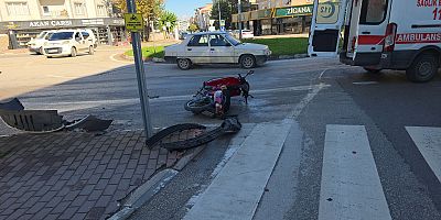 İnegöl’de Otomobil ile Motosiklet Çarpıştı: Çocuk Sürücü Yaralandı