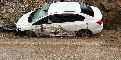 İNEGÖL’DE OTOMOBİL İSTİNAT DUVARINA ÇARPTI: 4 YARALI