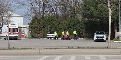 İnegöl’de Otomobil Kaldırıma Çarptı: 1 Yaralı