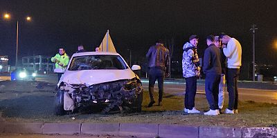 İnegöl’de otomobil kavşağa çıktı: Maddi hasar oluştu