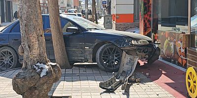 İnegöl’de Otomobil Kontrolden Çıktı: